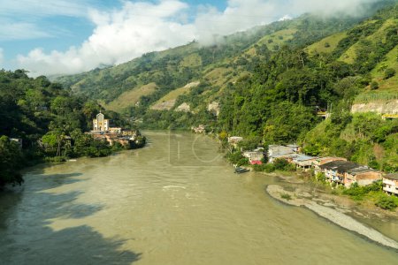 Téléchargez les photos : Vue sur la rivière Cauca depuis la route et les maisons environnantes. Colombie. - en image libre de droit