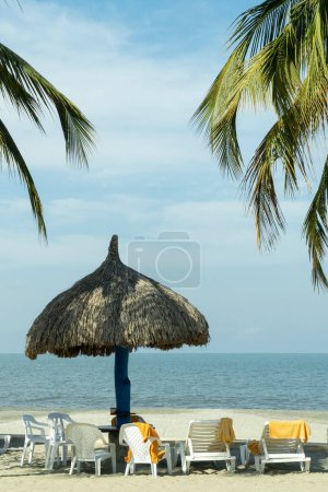 Foto de Cabaña en la orilla de la playa Bello Horizonte para descansar. Santa Marta, Magdalena, Colombia. - Imagen libre de derechos