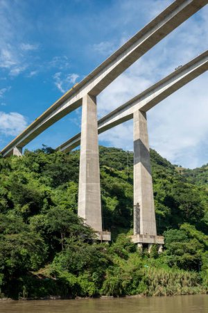 Bridge in the southwest of Antioquia with blue sky and trees.