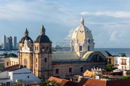 Foto de Cartagena, Bolívar, Colombia. 3 de noviembre de 2021: Paisaje panorámico con vista a la ciudad y cielo azul. - Imagen libre de derechos