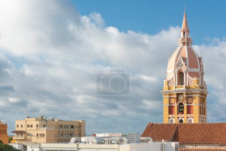 Téléchargez les photos : Cartagena, Bolivar, Colombie. 3 novembre 2021 : Tour de l'église Santa Catalina au premier plan et avec un ciel bleu. - en image libre de droit