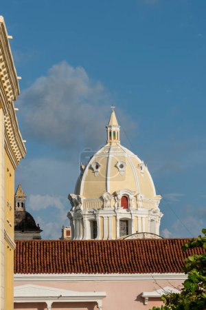 Téléchargez les photos : Cartagena, Bolivar, Colombie. 3 novembre 2021 : Dôme du sanctuaire de San Pedro de Claver et ciel bleu. - en image libre de droit