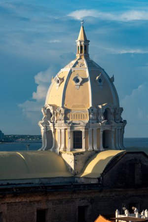 Téléchargez les photos : Cartagena, Bolivar, Colombie. 3 novembre 2021 : Dôme du sanctuaire de San Pedro de Claver et ciel bleu. - en image libre de droit