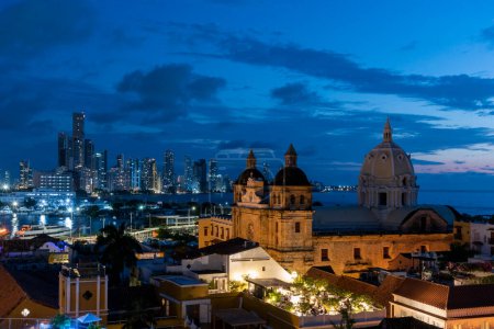 Foto de Cartagena, Bolívar, Colombia. 3 de noviembre de 2021: Puesta de sol en la ciudad y vista urbana. - Imagen libre de derechos