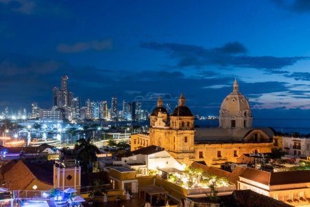 Foto de Cartagena, Bolívar, Colombia. 3 de noviembre de 2021: Puesta de sol en la ciudad y vista urbana. - Imagen libre de derechos