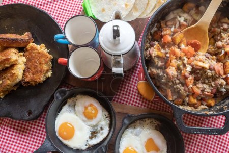 Paisa Frühstück. Bohnen mit Ei erwärmt. Kolumbien.