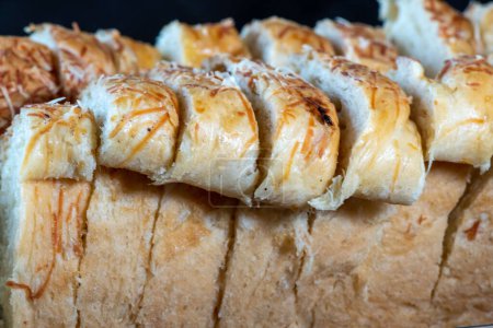 Téléchargez les photos : Délicieux pain tranché gros plan avec texture. - en image libre de droit