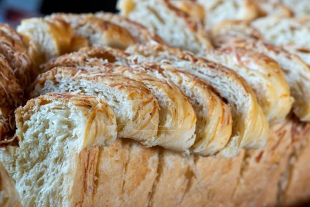 Téléchargez les photos : Délicieux pain tranché gros plan avec texture. - en image libre de droit