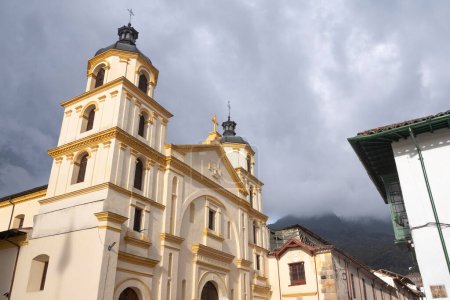 Téléchargez les photos : Bogota, Colombie. 5 juillet 2021 : Cathédrale Primat de Colombie avec ciel. - en image libre de droit