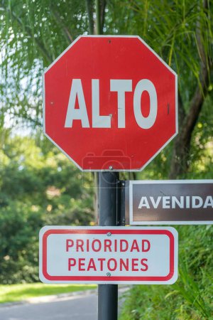 Foto de San José, Costa Rica. Agosto 11, 2021: letrero con señal de tráfico. - Imagen libre de derechos