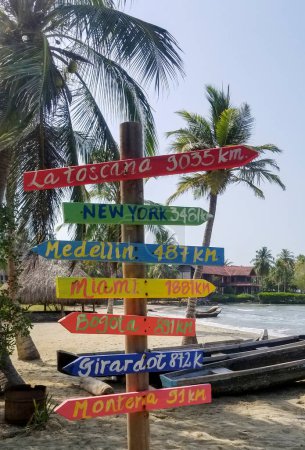 Foto de San Antero, Córdoba, Colombia. febrero 13, 2020: señalización turística y decoración colorida. - Imagen libre de derechos
