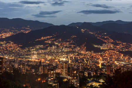 Vista panorámica de Medellín por la noche. Medellín, Antioquia, Colombia. 
