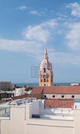 Téléchargez les photos : Tour de l'église Santa Catalina au premier plan et avec ciel bleu. - en image libre de droit