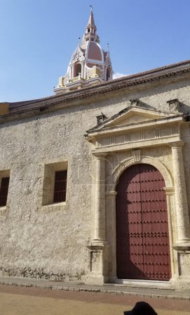 Téléchargez les photos : Tour de l'église Santa Catalina au premier plan et avec ciel bleu. - en image libre de droit
