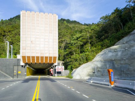 Téléchargez les photos : Rionegro, Antioquia, Colombie. 1er mai 2020 : Tunnel du véhicule Est. - en image libre de droit