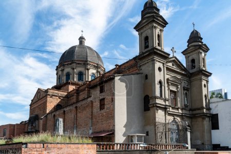 Téléchargez les photos : Medellin, Antioquia, Colombie. 19 juillet 2020 : Eglise de San Antonio de Padua et ciel bleu. - en image libre de droit