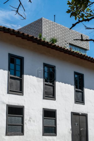Téléchargez les photos : Medellin, Antioquia, Colombie. 19 juillet 2020 : Eglise de San Antonio de Padua et ciel bleu. - en image libre de droit