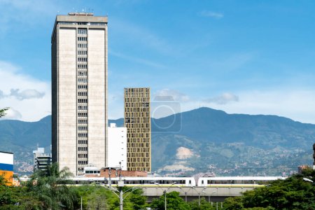 Foto de Medellín, Antioquia, Colombia. 19 de julio de 2020: Palacio de Justicia y Edificio La Libertad con Metro de Medellín. - Imagen libre de derechos