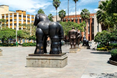 Foto de Medellín, Antioquia, Colombia. 19 de julio de 2020: Museo de Antioquia y esculturas de Plaza Botero. - Imagen libre de derechos