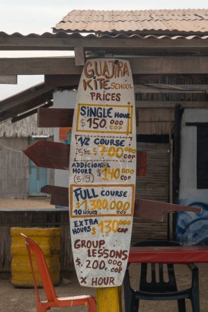 Foto de Cabo de la vela, Guajira, Colombia. 4 de marzo de 2019: Signo de alquiler de tablas de surf. - Imagen libre de derechos