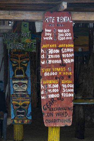 Foto de Cabo de la vela, Guajira, Colombia. 4 de marzo de 2019: Signo de alquiler de tablas de surf. - Imagen libre de derechos