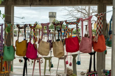 Téléchargez les photos : Uribia, Guajira, Colombie. 4 mars 2019 : Sacs faits à la main par wayuu indigène. - en image libre de droit