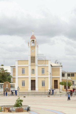 Téléchargez les photos : Parc principal et église avec ciel bleu à Uribia, Guajira, Colombie. - en image libre de droit