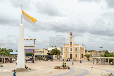 Foto de Parque principal e iglesia con cielo azul en Uribia, Guajira, Colombia. - Imagen libre de derechos