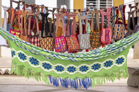Foto de Uribia, Guajira, Colombia. 4 de marzo de 2019: Bolsos hechos a mano por indígenas wayuu. - Imagen libre de derechos