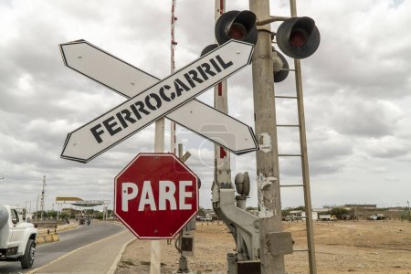 Foto de Uribia, Guajira, Colombia. 4 de marzo de 2019: Señales de tráfico ferroviario. - Imagen libre de derechos