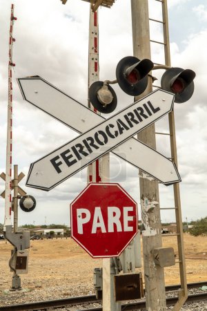 Téléchargez les photos : Uribia, Guajira, Colombie. 4 mars 2019 : Panneaux de signalisation ferroviaire. - en image libre de droit
