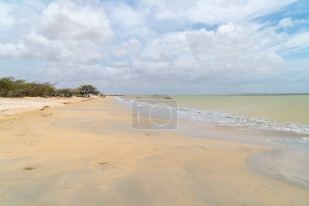 Foto de Paisaje panorámico en día soleado, playa de Cabo de la Vela. Guajira, Colombia - Imagen libre de derechos