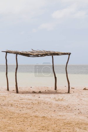 Foto de Paisaje panorámico de la playa de Cabo de la Vela y barco en el mar. Guajira, Colombia - Imagen libre de derechos