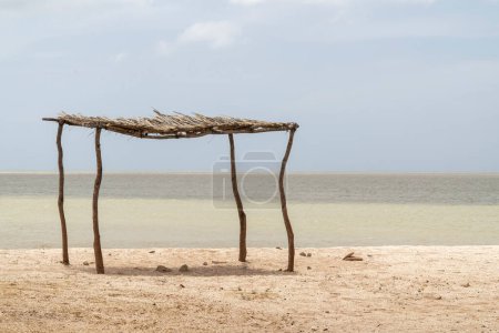 Foto de Paisaje panorámico de la playa de Cabo de la Vela y barco en el mar. Guajira, Colombia - Imagen libre de derechos