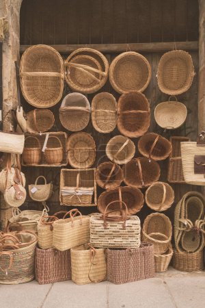 Téléchargez les photos : Bureau de vente de paniers faits à la main dans la rue. Segovia, Espagne. - en image libre de droit