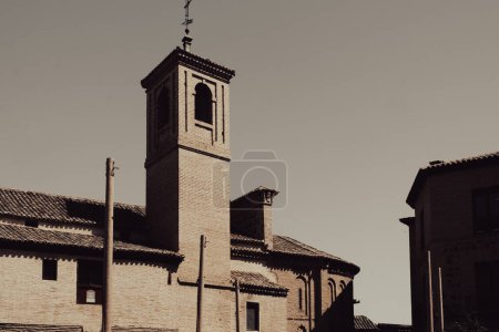 Téléchargez les photos : Toledo, Espaa. April 29, 2022: Domes and facade of city churches with blue sky. - en image libre de droit