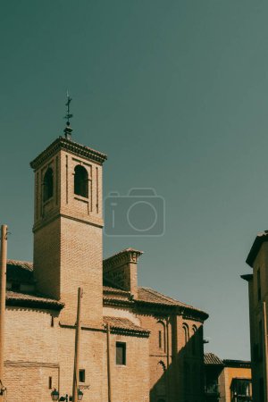 Téléchargez les photos : Toledo, Espaa. April 29, 2022: Domes and facade of city churches with blue sky. - en image libre de droit