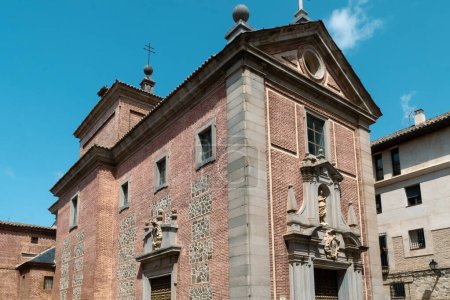 Téléchargez les photos : Toledo, Espaa. April 29, 2022: Facade of the cathedral of Toledo with blue sky. - en image libre de droit