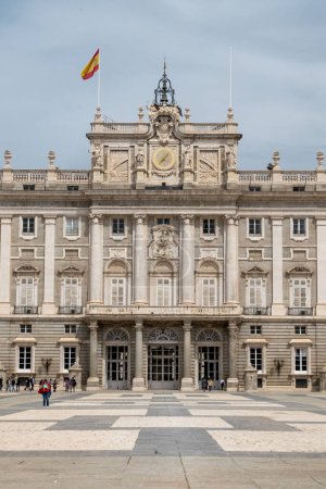 Téléchargez les photos : Madrid, Spain. April 6, 2022: Royal palace and its architecture with monuments. - en image libre de droit
