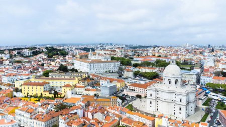 Foto de Lisboa, Portugal. 09 de abril de 2022 Vista aérea del panteón nacional y la ciudad. - Imagen libre de derechos