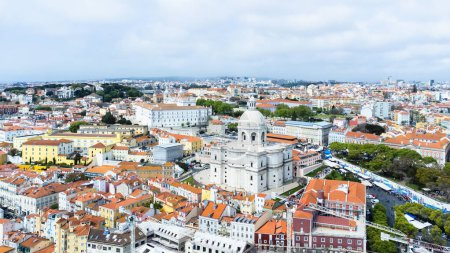 Foto de Lisboa, Portugal. 09 de abril de 2022 Vista aérea del panteón nacional y la ciudad. - Imagen libre de derechos
