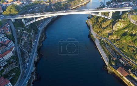Photo pour Landscape with aerial view of the Duero river and Puente del Infante. Porto, Portugal. - image libre de droit