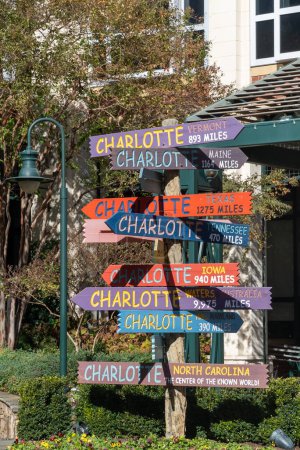Foto de Charlotte, Carolina del Norte, EE.UU. 23 de noviembre de 2022: Tableros de señalización urbana en la ciudad. - Imagen libre de derechos