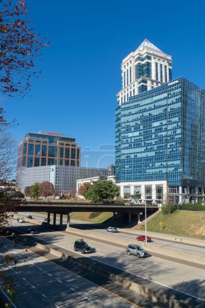 Foto de Charlotte, Carolina del Norte, EE.UU. 23 de noviembre de 2022: Centro de la ciudad con cielo azul y arquitectura moderna. - Imagen libre de derechos