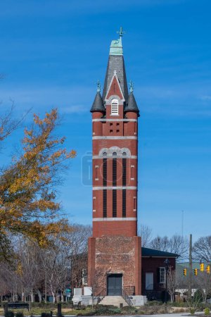 Foto de Salisbury, Carolina del Norte, EE.UU. 26 de noviembre de 2022: Campanario con cielo azul y árboles otoñales. - Imagen libre de derechos
