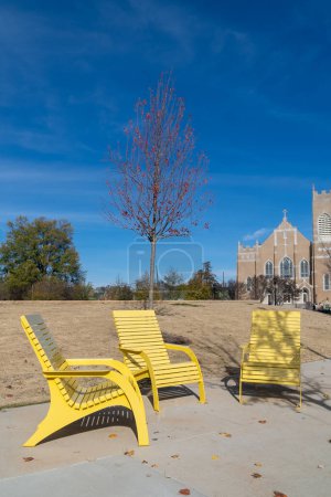 Foto de Sillas amarillas sobre hierba para descansar al atardecer. Salisbury, Carolina del Norte, EE.UU.. - Imagen libre de derechos