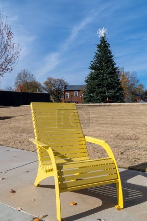 Foto de Sillas amarillas sobre hierba para descansar al atardecer. Salisbury, Carolina del Norte, EE.UU.. - Imagen libre de derechos