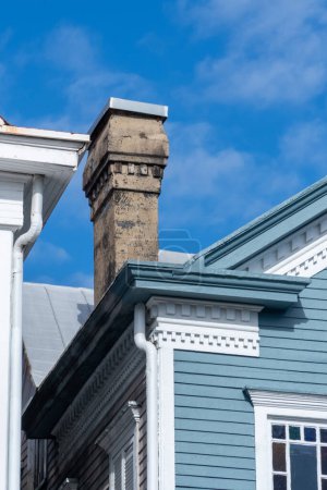 Foto de Savannah, Georgia, Estados Unidos. 2 de diciembre de 2022: Arquitectura de casas coloniales y fachadas coloridas con cielo azul. - Imagen libre de derechos