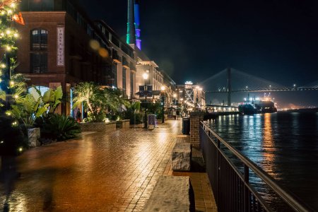 Foto de Savannah, Georgia, Estados Unidos. 2 de diciembre de 2022: Paisaje nocturno con arquitectura y vista al río. - Imagen libre de derechos
