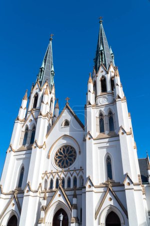 Téléchargez les photos : Savannah, Géorgie, États-Unis. 2 décembre 2022 : Cathédrale Saint Jean Baptiste et ciel bleu. - en image libre de droit